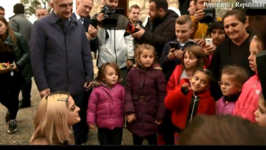 'Ja na erdhi Viti i Ri, sa jam i gëzuar...', fëmijët në Bizë krijojnë atmosferë prekës gjatë takimit me Bebe Rexhën