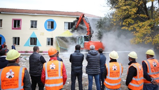 DËMET/ Bashkia e Tiranës shemb godinën e vjetër të shkollës së Pezës (VIDEO)