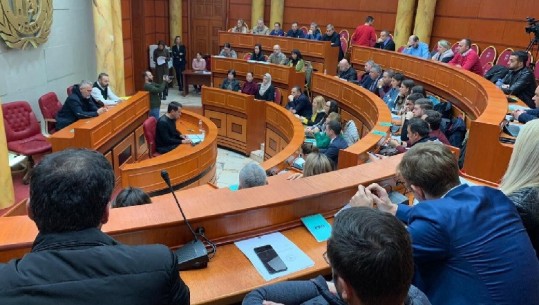 Këshilli Bashkiak i Tiranës mban 1 minutë heshtje për viktimat e tërmetit të 26 nëntorit
