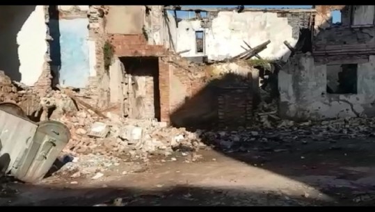 Durrës, godina e vjetër e pabanuar u rrezikon jetën, banorët: Shembeni se po na zë brenda