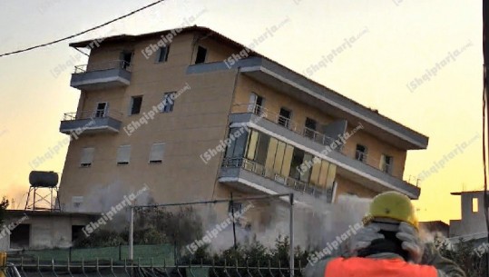 Durrës/ Shembet me eksploziv edhe godina e dytë 5-katëshe në Shkozet (VIDEO)
