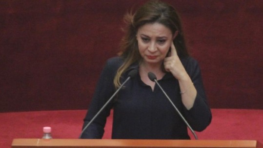 Deputetja e opozitës së re shpërthen në lot gjatë fjalës në Kuvend: Jam prind, në katër të mëngjesit nuk kishte ndarje politike (VIDEO)