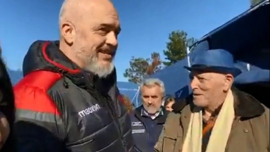 Rama takon në çadrat e Vorës bashkëfshatarin e Gramoz Ruçit: Ku pyesni ju për qamet, por me tërmetin nuk bëhet shaka (VIDEO)