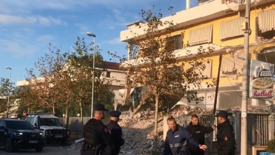Evakuohen banorët pranë tregut ushqimor në Shkozet, pritet shpërthimi i kontrolluar i banesës 4-katëshe