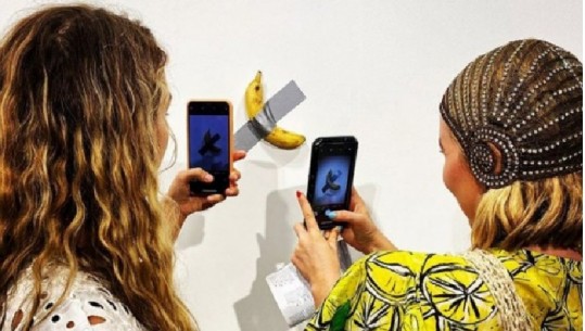 Art i çuditshëm, 120 mijë dollarë për një banane të ngjitur në mur