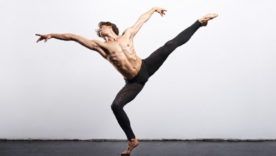 Eno Peçi nga Vjena në Prishtinë, ngjit në skenë “Exil”-in me trupën e baletit të Kosovës 