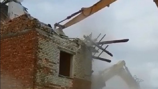 Bubq, u dëmtua nga tërmeti, shembet objekti 3-katësh ku jetonin 7 familje (VIDEO)