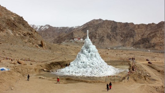 Indi, akullnaja artificiale reziston në shkretëtirën e nxehtë malore