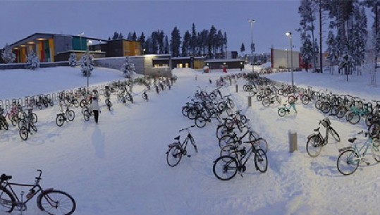 Në cilin vend fëmijët shkojnë në shkollë me biçikletë edhe në temperatura ekstreme...