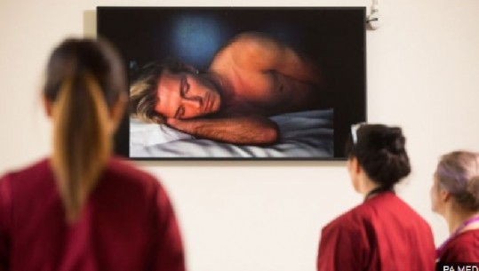 Video e David Beckham duke fjetur vendoset në spitalin ku ai erdhi në jetë