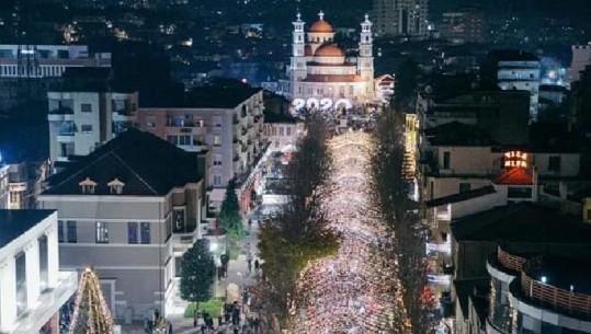 Korça ndez dritat e festave, qytetarë dhe turistë pushtojnë qytetin, koncert bamirësie për të prekurit nga tërmeti (VIDEO)