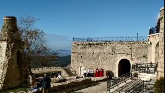 Iu vu shiriti pas tërmetit të 26 Nëntorit, Muzetë dhe Kalaja e Krujës hapin dyert për vizitorët (VIDEO)