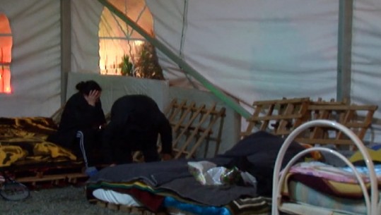 Laç, 30 banorë ende në çadër: Shteti s'ka ardhur! Famullitari: Kemi frikë ta bëjmë meshën brenda (VIDEO)