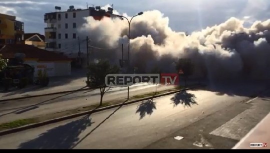 Durrës, u dëmtua nga tërmeti, shembet me eksploziv pallati 5-katësh në Shkozet (VIDEO)