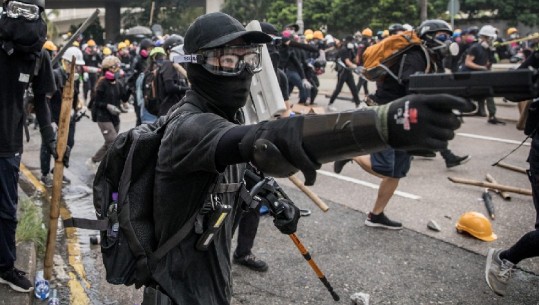 Nuk ndalen protestat në Hong Kong, policia sekuestron thika dhe pistoleta