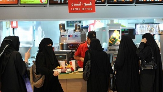 Arabia Saudite, ndarja e grave nga burrat në restorante nuk do të ekzistojë më 