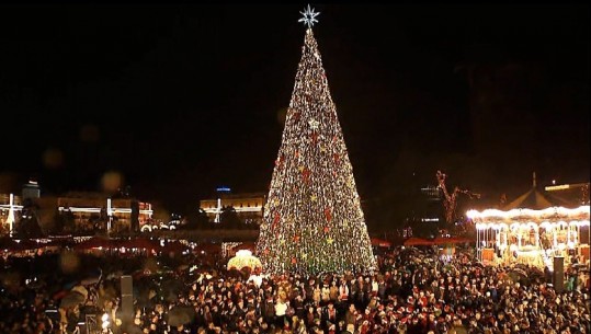 3, 2, 1...Ndizen dritat e pemës te Sheshi 'Skënderbej' (VIDEO)