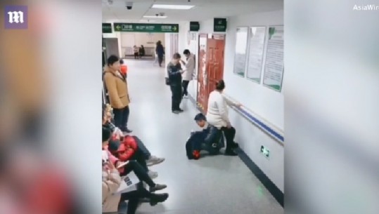 Nuk i hapin një vend që të ulej, burri kthehet në 'stol' për gruan e tij shtatzënë (VIDEO)