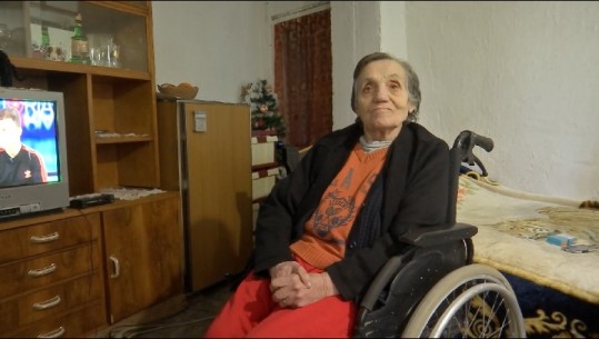 8 frymë nën një çati! Nëna invalide (ish-mësuese) e të mbijetuarit të Thumanës përlot me historinë rrëfyer nga djali (VIDEO)