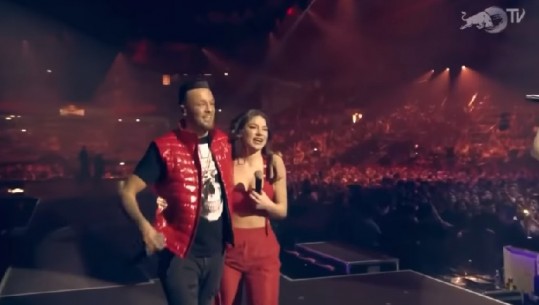 Dhurata Dora dhe Azet performojnë para 15 mijë fansave në Gjermani (VIDEO)