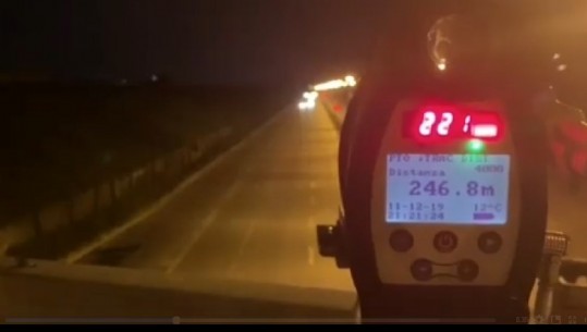 Çmenduri në Sauk me 221 km/h, policia: Mos shpejto të arrish aksidentin (Shikoni pamjet)