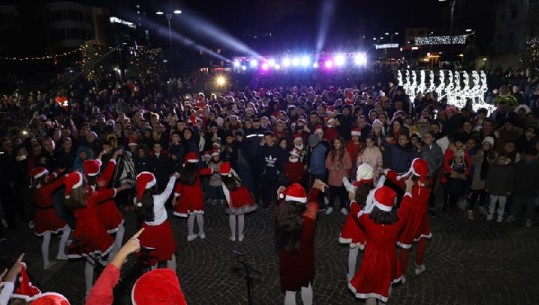 Ndizen dritat e festave në Lezhë, fëmija i ‘veçantë’ që u përzgjodh për t’i dhënë pamje tjetër qytetit (VIDEO)
