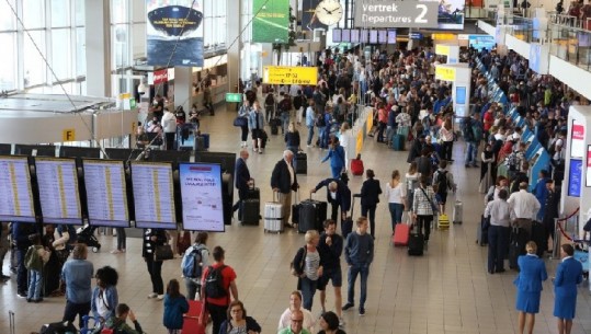 E pabesueshme, shqiptarit i fluturojnë mijëra euro nga valixhja në aeroportin e Holandës