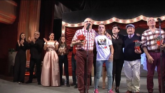 Meti 'rikthehet' në skenë! Humor, këngë e lot në premierën e parodistëve të Vlorës (VIDEO)