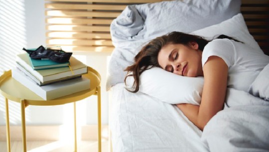 Studimi: Nëse flini më shumë se 8 orë rrezikoheni nga sëmundjet kardiovaskulare