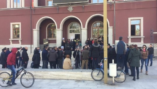 Durrës, banorët e lagjes 17 në protestë para bashkisë: Ndërtuesi të riparojë dëmet e pallatit (VIDEO)