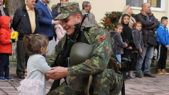 FOTO E DITËS/ Ushtari shqiptar përcillet drejt Letonisë, zhvishet nga 'ashpërsia' e shfaqet duke qeshur pranë vogëlushes