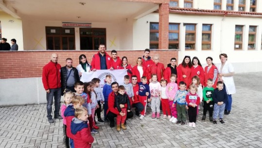 Të rinjtë shqiptarë në Turqi dhurojnë 912 çanta të mbushura me mjete shkollore, për nxënësit në Durrës