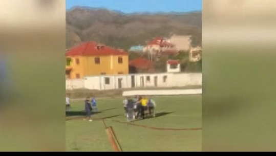 VIDEO/ Dhunohet me grushte arbitri në Kategorinë e Parë, reagojnë Shkumbini dhe Dinamo(VIDEO)