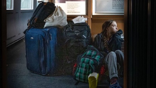 Greta Thunberg poston foton e ulur në korridorin e trenit, kompania i kujton se duhej të pranonte biletën në Klasin e Parë