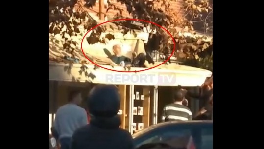Ndodh mrekullia në Tiranë, i moshuari bie nga pallati në Astir dhe e shpëton tenda (VIDEO)