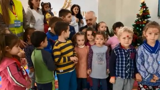 Rama i rrethuar nga fëmijët në Durrës me këngë për Vitin e Ri dhe një surprizë: Ti kurrë nuk je vetëm...(VIDEO)