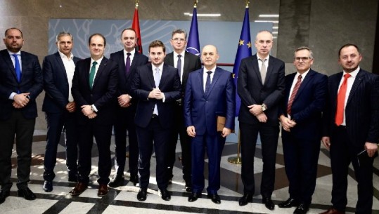 Ministri Cakaj në Malin e Zi: Shtojmë mbështetjen për shqiptarët në Rajon