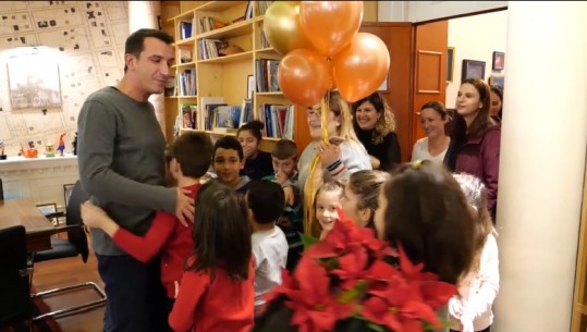 VIDEO/ Kryebashkiaku Veliaj feston 40-vjetorin me fëmijët e shtëpisë ‘Zyber Hallulli’