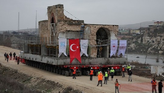 Turqi, xhamia 609 vjeçare 'Er Rizk' spostohet... me makinë (FOTO)