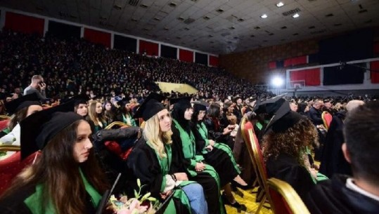 Diplomohen studentët e Universitetit 'Aleksandër Xhuvani' në Elbasan, një hap drejt tregut të punës
