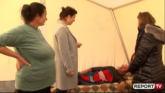 Familja me 5 anëtarë në çadër pas tërmetit, kryefamiljari i paralizuar: S'largohem dot nga fshati, kam gjënë e gjallë 