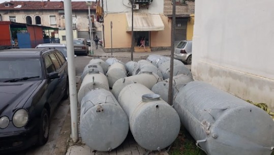 Rreziku pas tërmetit/ Hiqen 7 depozita 1 mijë litroshe vetëm në një pallat në Tiranë