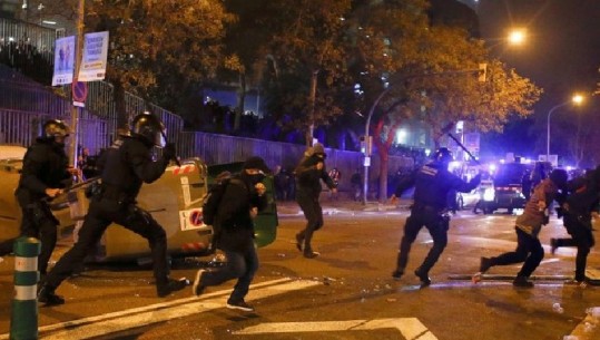 Shishe qelqi e plumba gome, përplasje mes protestuesve dhe policisë gjatë kohës që luhej ‘El Clasico’