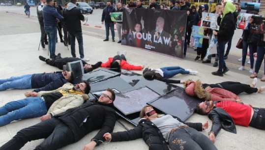 'Televizorë në tokë, pranga e etiketa gjobe', disa të rinj protestojnë para kryeministrise kundër 'Anti-Shpifjes'