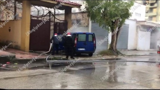Fier, digjet makina në afërsi të shkollës 'Naim Frasheri', nuk ka të lënduar (VIDEO)