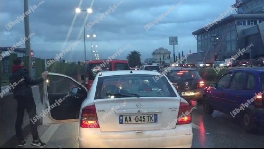'Vuçiç dhe shiu' bllokojnë autostradën Tiranë-Durrës, qytetarët zbresin nga makinat! Radhë të shumta edhe në 2 zona të tjera