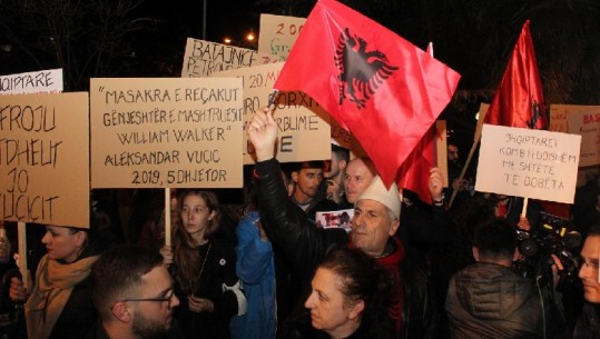 Ardhja e presidentit serb Vuçiç në Tiranë, Lëvizja Vetvendosja në protestë, mbajnë në duar fotot e viktimave të Reçakut (FOTO)