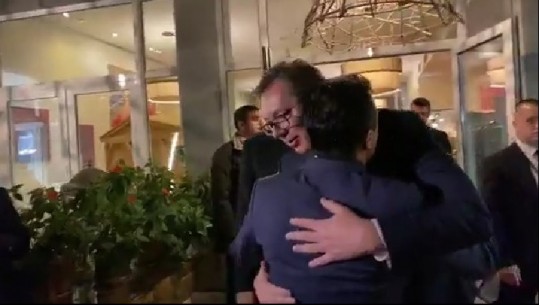Shengeni ballkanik/ Vuçiç dhe Zaev mbërrijnë në Tiranë, 'përqafohen në sy të Ramës'