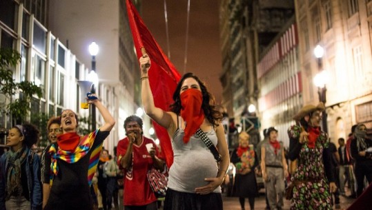 Fotot epike që tregojnë forcën e grave protestuese... (FOTO)