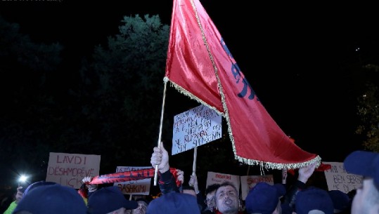 Një patentë false 'patriotizmi', e Vetvendosjes në Tiranë